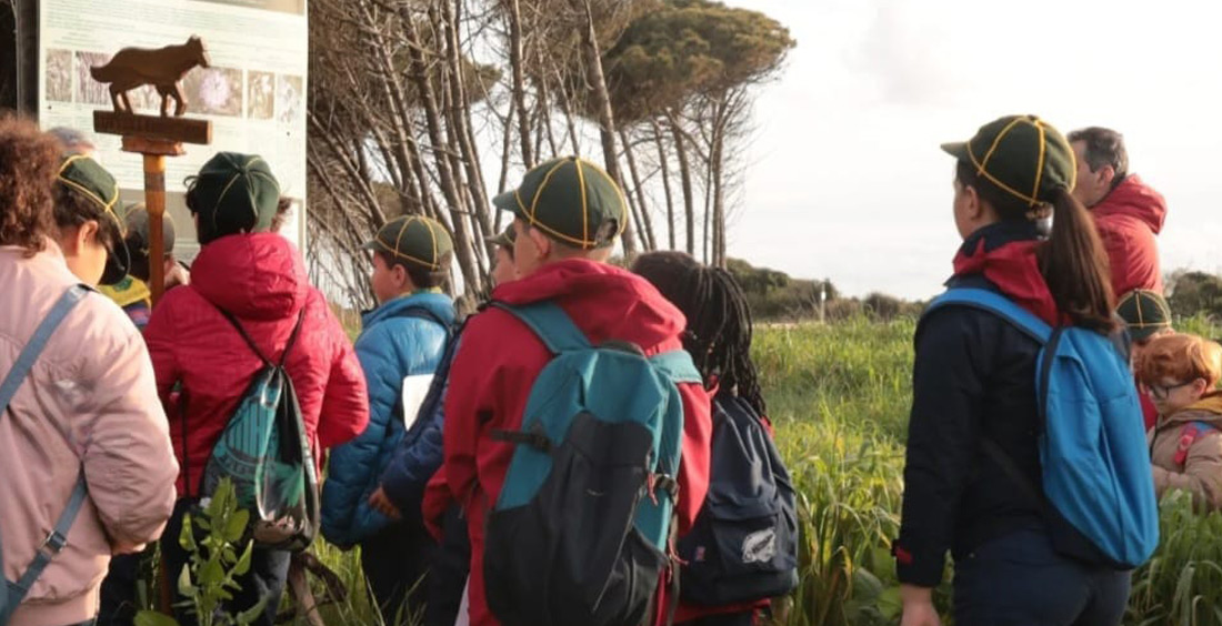 Gruppo di scout davanti ad un pannello esplicativo