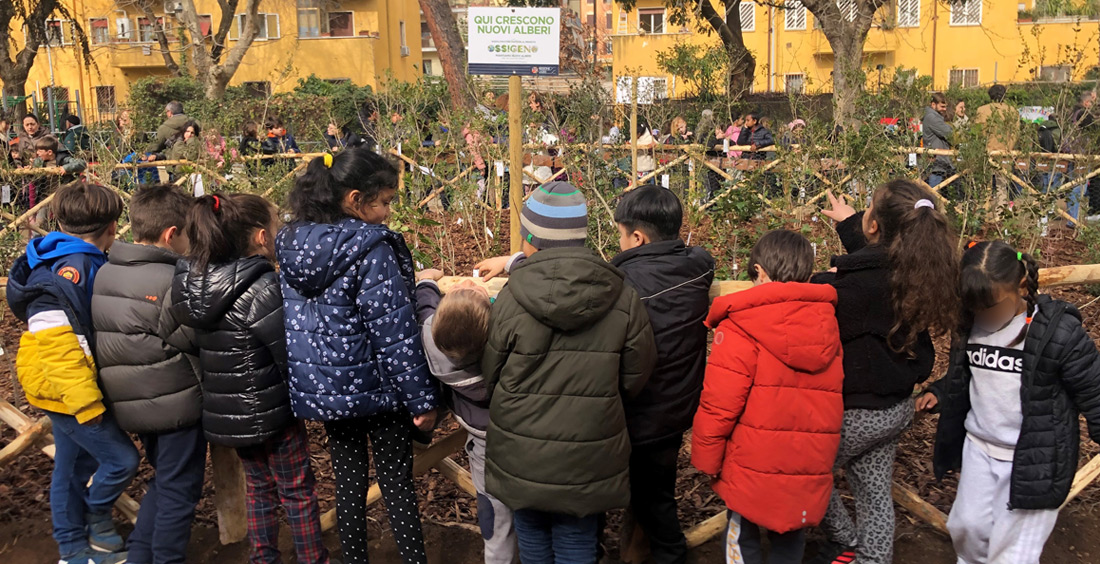 Bambini assistono all'inaugurazione della prima Microforesta a Roma